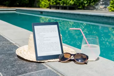 Foto de Perfecto Capucine: https://www.pexels.com/es-es/foto/mesa-kobo-negra-gafas-de-sol-y-un-vaso-de-jugo-en-pool-edge-1247523/